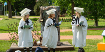 Vytauto Didžiojo parke startavo teatralizuotų garsinių pasakų skaitymų sezonas