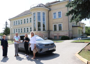 Ambulatorines slaugos paslaugas namuose teikiančiai komandai – naujas elektromobilis