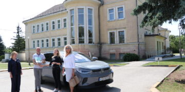 Ambulatorines slaugos paslaugas namuose teikiančiai komandai – naujas elektromobilis