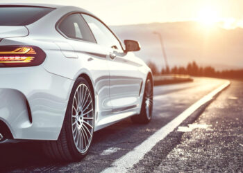 Su vogtu „Mercedesu“ – tiesiai į pareigūnų rankas: Tadžikistano pilietis įkliuvo Marijampolės „Regitroje“