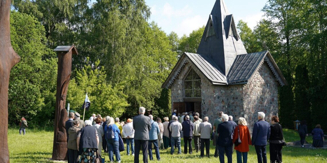 Opšrūtų kaime pašventintas kryžius Tremtiniams atminti