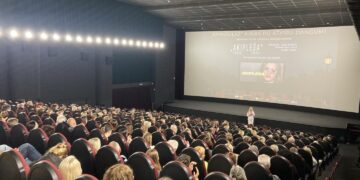 Marijampolėje startavo „Spindulio“ kinas po atviru dangumi“: sezoną pradėjo filmas „Akiplėša“