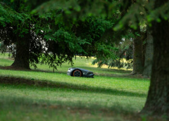 Išmanioji Marijampolė – nuo šiandien dalį miesto vejų prižiūri robota