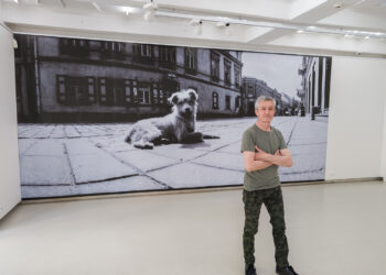 Kazimieras Linkevičius prie savo​ fotografijos