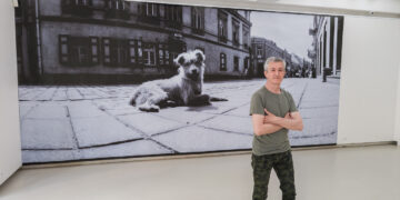 Kazimieras Linkevičius prie savo​ fotografijos