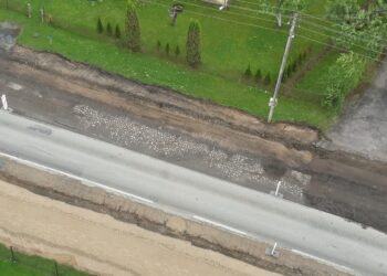 Lukšiuose, tiesiant dviračių taką, aptiktas senasis brukas