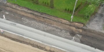 Lukšiuose, tiesiant dviračių taką, aptiktas senasis brukas