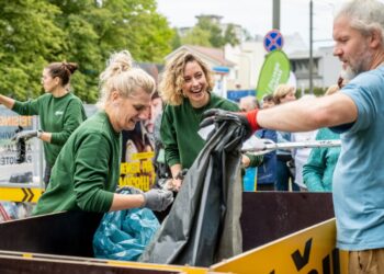 „Ko čia vėl primetė?“: Kaune vyko vieša konteinerio krata, atskleidusi ryškiausias rūšiavimo klaidas