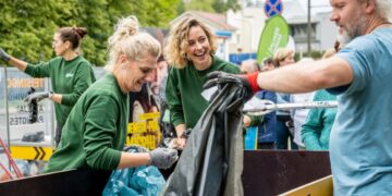 „Ko čia vėl primetė?“: Kaune vyko vieša konteinerio krata, atskleidusi ryškiausias rūšiavimo klaidas