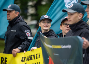 Prie Vyriausybės vyko pareigūnų piketas dėl per mažų algų: policininkai kvietė G. Palucką į ekipažą