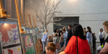 Marijampolės kultūros centro fojė atidaryta piešinių paroda „Būk saugus – įspėk kitus“