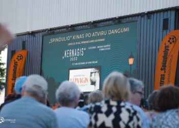 Marijampoliečiai gausiai rinkosi į dokumentinio filmo „Kernagis“ peržiūrą po atviru dangumi