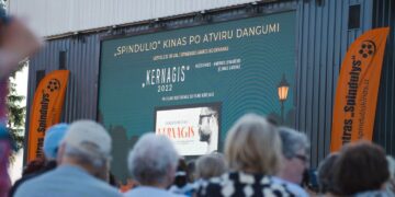 Marijampoliečiai gausiai rinkosi į dokumentinio filmo „Kernagis“ peržiūrą po atviru dangumi