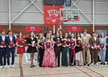 Brandos atestatai įteikti VDU Šakių „Žiburio“ gimnazijos abiturientams