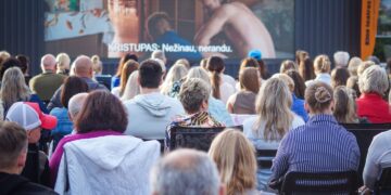 „Spindulio” kinas po atviru dangumi” - trečiadienį marijampoliečiai stebėjo Lokarno kino festivalio laurus nuskynusį filmą „Sesės”