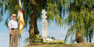 Atidengtas atminimo ženklas žuvusiems Tauro apygardos Vytauto rinktinės partizanams