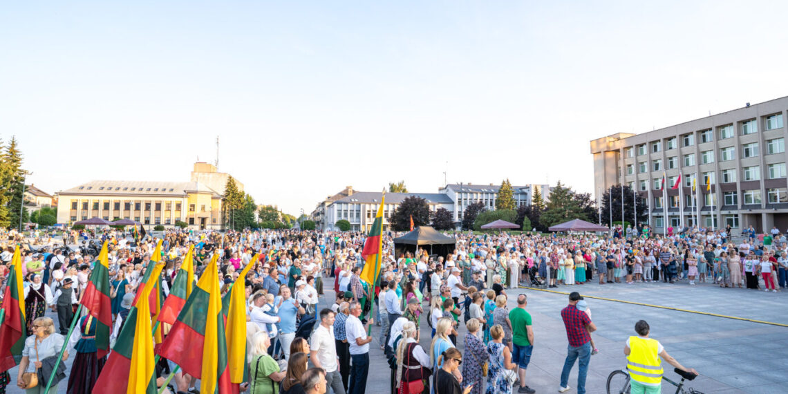 Marijampoliečiai Valstybės dieną šventė kartu – su malda, muzika ir giesme
