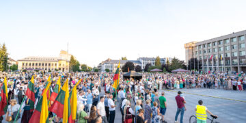 Marijampoliečiai Valstybės dieną šventė kartu – su malda, muzika ir giesme