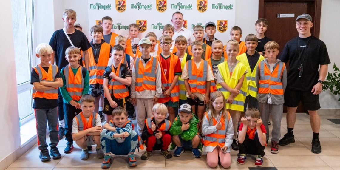 Sportiški stovyklaujantys vaikai lankėsi savivaldybėje