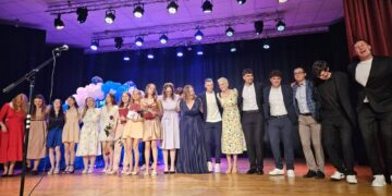 Vinco Kudirkos gimnazijos abiturientams įteikti brandos atestatai