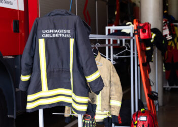 Kalvarijos savivaldybėje, degalinės aikštelėje, šildydamas maistą vilkiko vairuotojas apdegė veidą