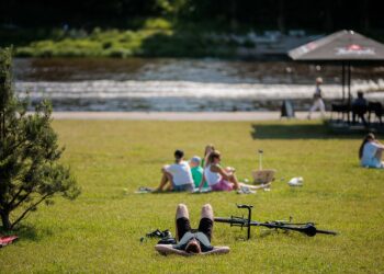 Sinoptikė: savaitgalį vasarišką šilumą nuplaus trumpalaikiai lietūs