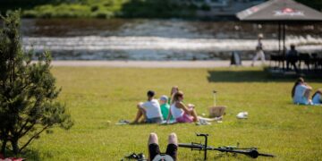 Sinoptikė: savaitgalį vasarišką šilumą nuplaus trumpalaikiai lietūs