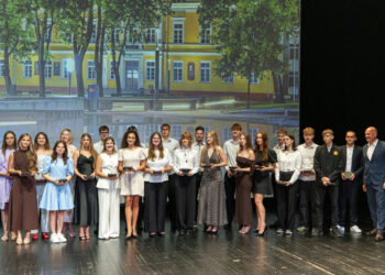 Rygiškių Jono gimnazijos abiturientams įteikti brandos atestatai