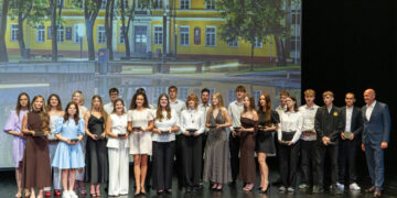 Rygiškių Jono gimnazijos abiturientams įteikti brandos atestatai