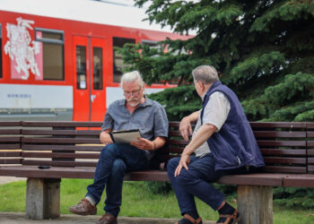 Ten, kur istorija susitinka su kūryba: surengtas tapybos plenero „Šimtmečio atspindžiai: stotis – mene“ atidarymas