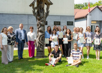 Liudvinavo Kazio Borutos gimnazijos abiturientams įteikti brandos atestatai