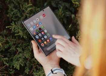 Ilgai lauktas proveržis: sulenkiamų telefonų populiarumas Lietuvoje sparčiai auga