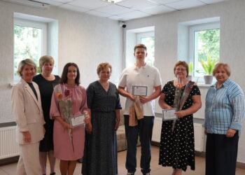 Pasveikinti sėkmingiausi mokiniai ir jų mokytojai