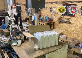 Išaiškintas pogrindinis klastotų cigarečių gamybos fabrikas Kauno mieste