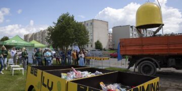 Kai ežerų kraštą užplūsta poilsiautojai, padaugėja atliekų: Zarasuose viešai iškratytas plastiko konteineris