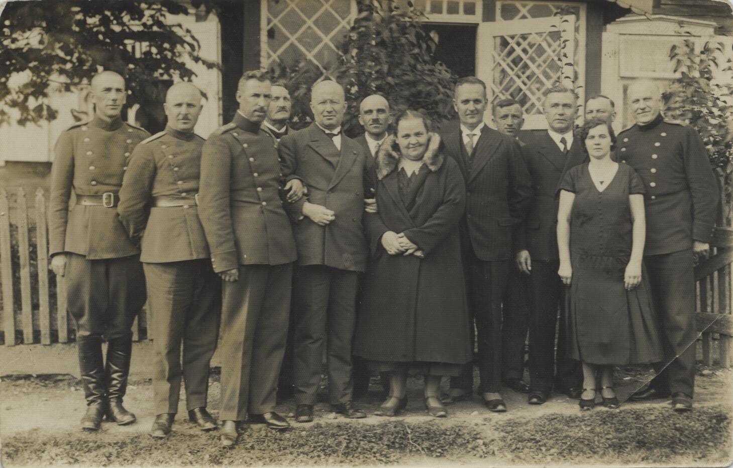 Pasienio policijos Šakių baro pareigūnų susitikimas su Vokietijos pasienio pareigūnais. Sudargas. 1932 m.
