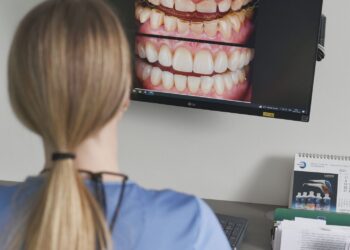 Laiku atliktas periodontito gydymas išsaugo sveikus dantis ir dantenas