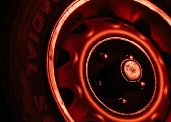 Kaip išsirinkti tinkamas padangas – sezoniniai skirtumai, saugumas ir ilgaamžiškumas