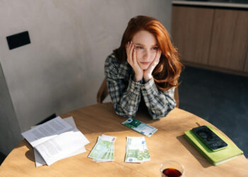 Susimąsčiusi mergina