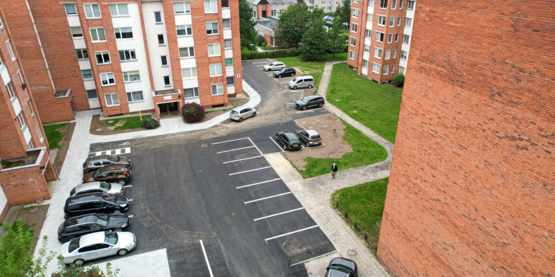 Patogesnė kasdienybė: baigti Mokolų g. automobilių aikštelės atnaujinimo darbai