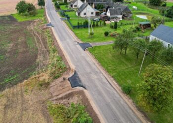 Kelyje Šunskai-Paršeliai žvyrkelį pakeitė nauja asfalto danga
