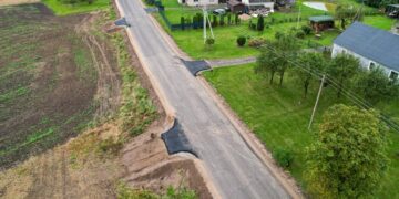 Kelyje Šunskai-Paršeliai žvyrkelį pakeitė nauja asfalto danga