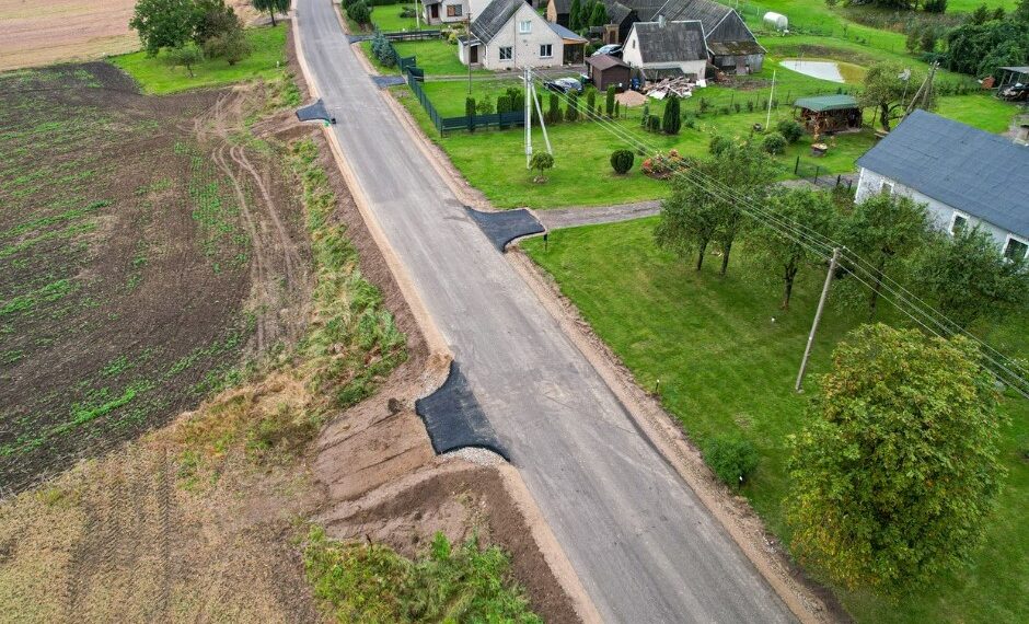 Kelyje Šunskai-Paršeliai žvyrkelį pakeitė nauja asfalto danga