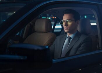 Kodėl vairavimui pataria rinktis specialius akinių lęšius: saugumas svarbiausia