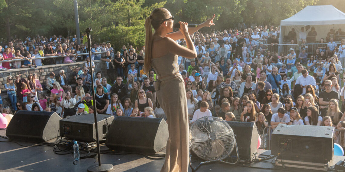 ATGAL Į MOKYKLĄ: kai Poezijos parką užlieja tūkstančiai šypsenų