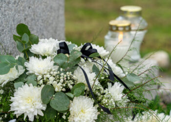 Šešupės slėnyje, prie paminklo holokausto aukoms, tylos minutėmis, žvakių šviesa ir gėlėmis pagerbtas šių žmonių atminimas