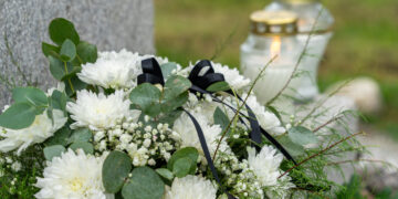 Šešupės slėnyje, prie paminklo holokausto aukoms, tylos minutėmis, žvakių šviesa ir gėlėmis pagerbtas šių žmonių atminimas