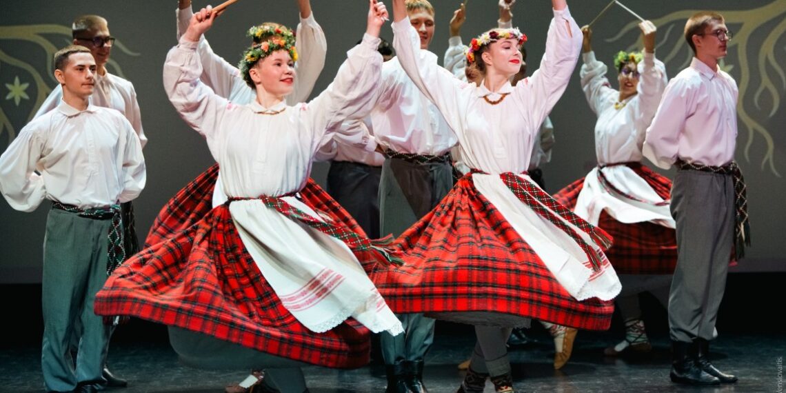 Liaudiškų šokių festivalio „Jievaro tiltu 2025“ dalyviai scenoje. Vido Venslovaičio nuotr.