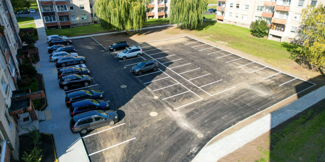 Baigta tvarkyti nauja automobilių stovėjimo aikštelė Mokolų gatvėje