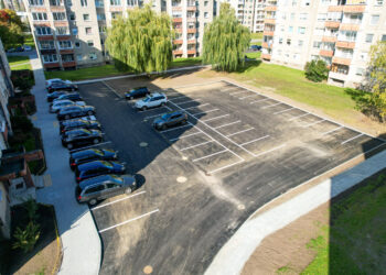 Baigta tvarkyti nauja automobilių stovėjimo aikštelė Mokolų gatvėje